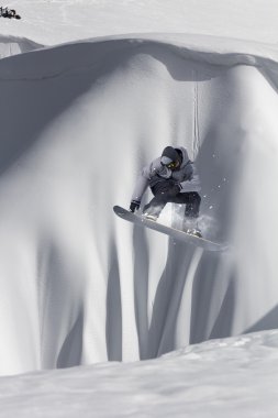Dağlarda uçan snowboardcu. Sıra dışı spor.