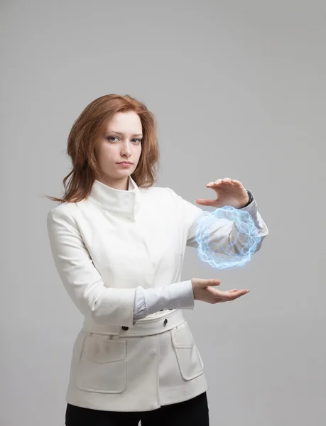 Mujer con bola de energía mágica brillante . — Foto de Stock