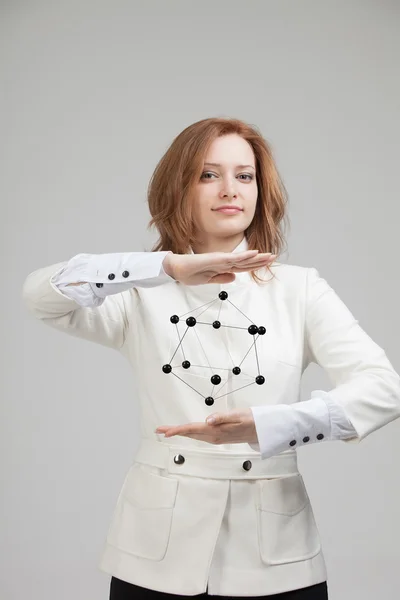 Femme scientifique tenant un modèle de molécule ou de réseau cristallin . — Photo