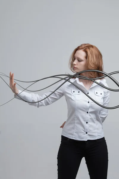 Femme avec câbles ou fils électriques, lignes courbes — Photo