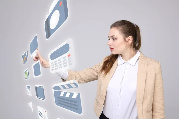 Mujer presionando el tipo de alta tecnología de los botones multimedia modernos sobre un fondo virtual —  Fotos de Stock