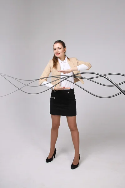 Mujer con cables eléctricos o cables, líneas curvas — Foto de Stock