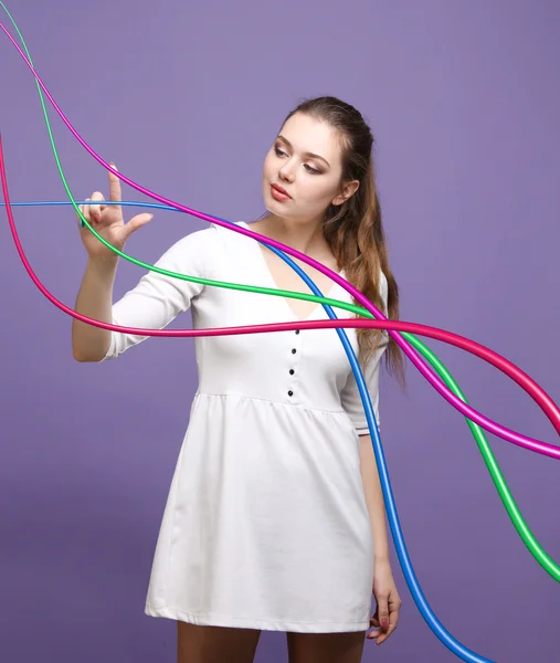 Vrouw met elektrische kabels of draden, gebogen lijnen — Stockfoto