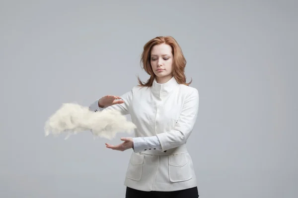 Νέα γυναίκα που κρατά σύννεφο, σύννεφο υπολογιστών έννοια — Φωτογραφία Αρχείου