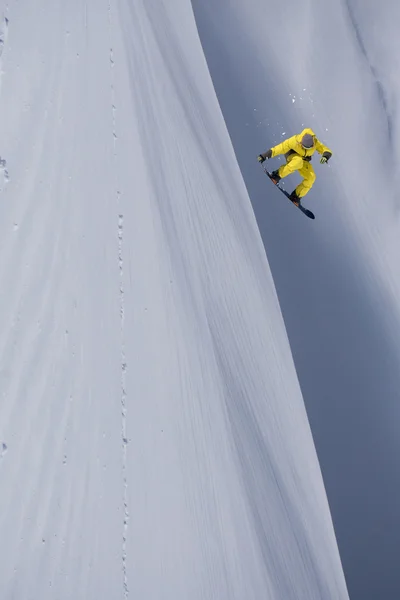 Repülő snowboardos a hegyekben. Extrém sport. — Stock Fotó