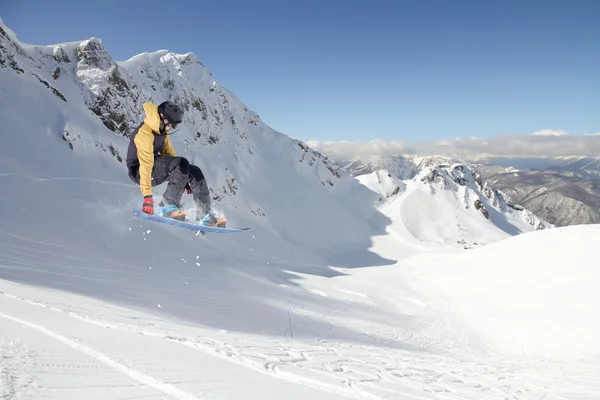 Flying snowboarder on mountains. Extreme sport. — Stock Photo, Image