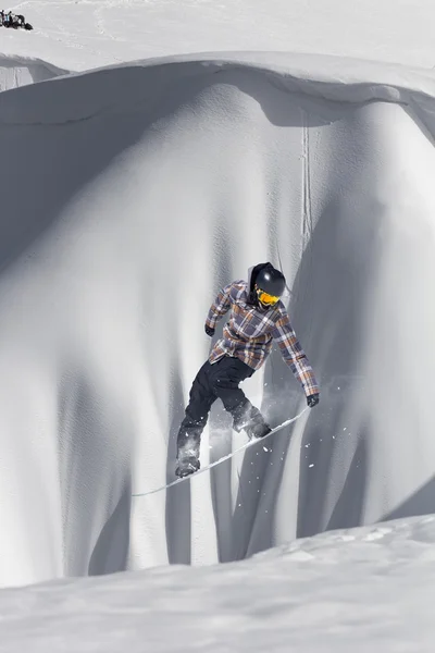 Volando snowboarder en las montañas. Deporte extremo. — Foto de Stock