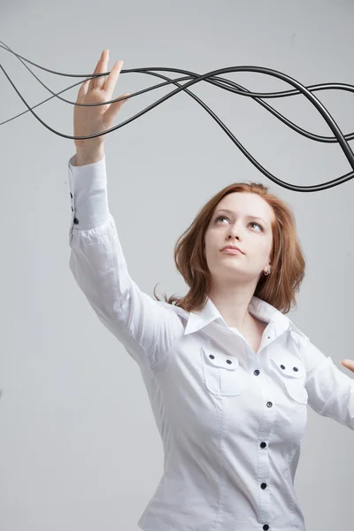 Mujer con cables eléctricos o cables, líneas curvas — Foto de Stock