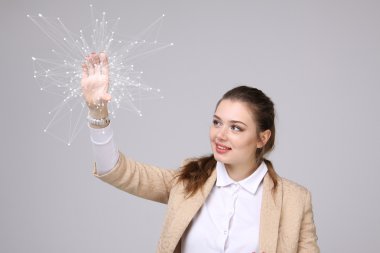 Küresel ağ bağlantı kavramı, fütüristik arabirimiyle çalışan kadın.