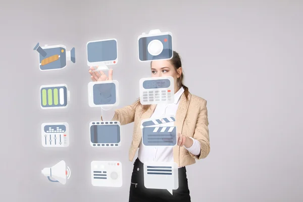Γυναίκα που πατάει ένα εικονικό υπόβαθρο υψηλής τεχνολογίας τύπο μοντέρνα κουμπιά πολυμέσων — Φωτογραφία Αρχείου