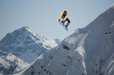 Dağlarda uçan snowboardcu. Sıra dışı spor.