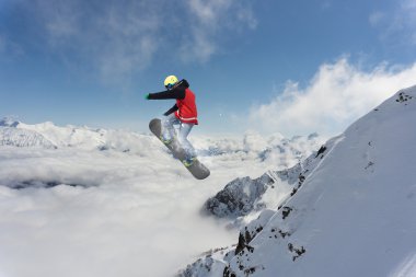 Dağlarda uçan snowboardcu. Sıra dışı spor.