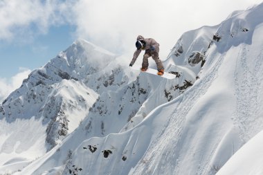 Dağlarda uçan snowboardcu. Sıra dışı spor.