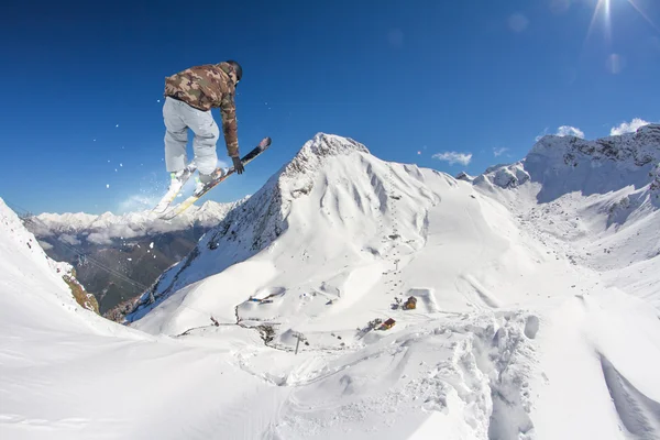 山の上で空飛ぶスキーヤー。極端なスポーツ. — ストック写真