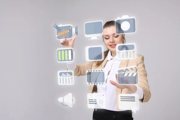 Mujer presionando el tipo de alta tecnología de los botones multimedia modernos sobre un fondo virtual — Foto de Stock