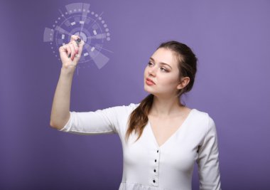 Geleceğin teknolojisi. Fütüristik arabirimiyle çalışan kadın