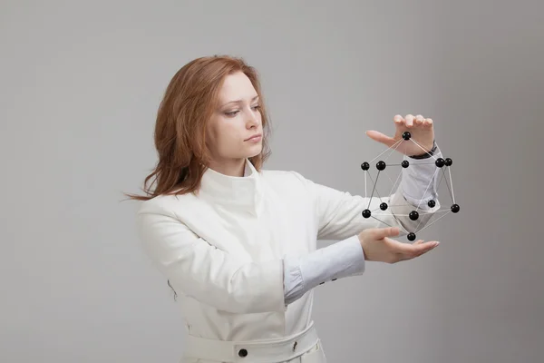Γυναίκα επιστήμονα κρατώντας μοντέλο μόριο ή δικτυωτό πλέγμα κρυστάλλου. — Φωτογραφία Αρχείου