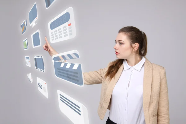 Mujer presionando el tipo de alta tecnología de los botones multimedia modernos sobre un fondo virtual — Foto de Stock