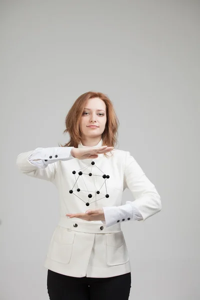 Mujer científica sosteniendo modelo de molécula o red cristalina . — Foto de Stock