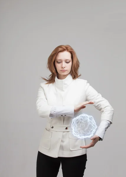 Vrouw met gloeiende magische energie bal. — Stockfoto