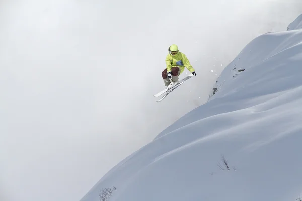 Fliegender Skifahrer auf den Bergen. Extremsport. — Stockfoto