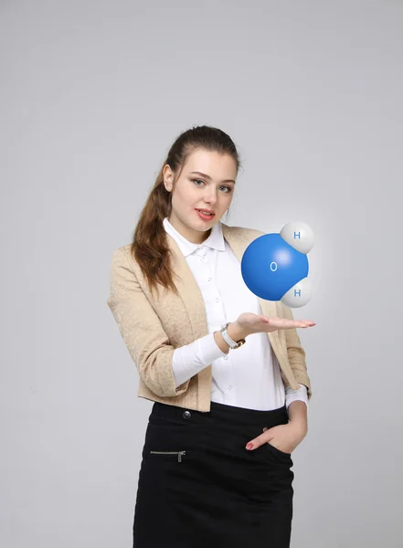 Jonge vrouw wetenschapper met model van water molecuul. — Stockfoto