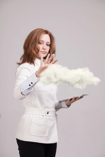 Mujer joven sosteniendo tableta y nube, concepto de computación en nube — Foto de Stock