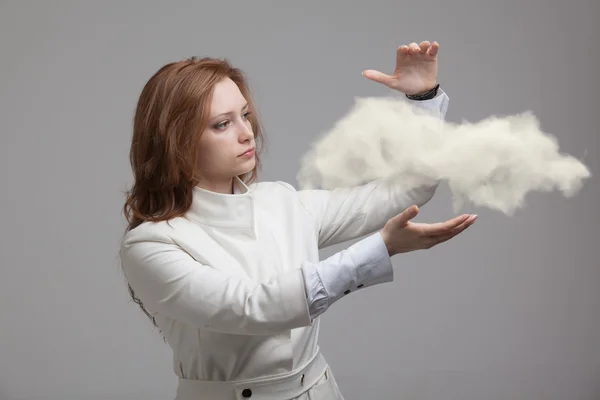Bulut, bulut bilgi işlem kavramı tutan genç kadın — Stok fotoğraf