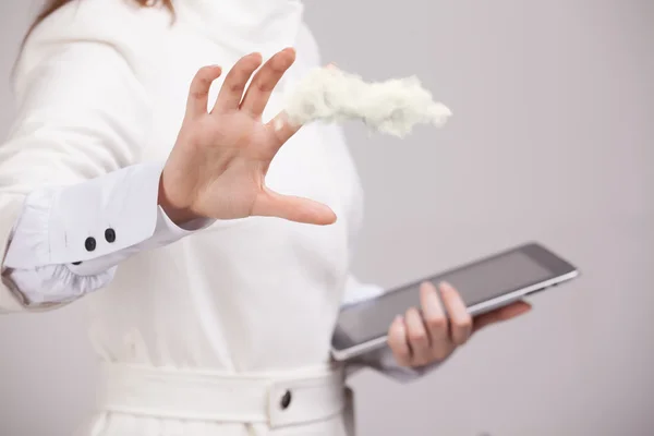 Mujer joven sosteniendo tableta y nube, concepto de computación en nube — Foto de Stock