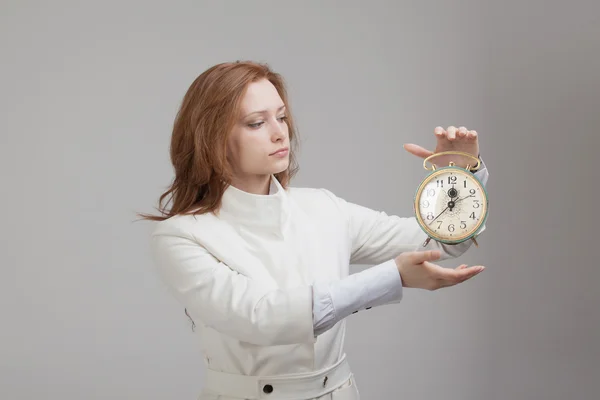 Atractiva empresaria mostrando reloj —  Fotos de Stock