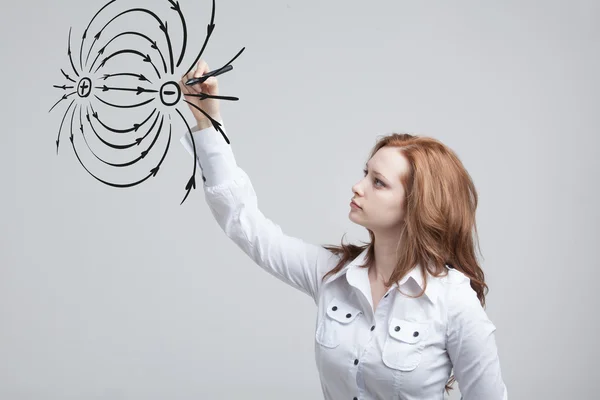 Genç kadın, fizik öğretmeni bir diyagram elektrik alanının çizer. — Stok fotoğraf