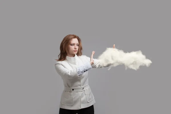 Mulher jovem segurando nuvem, conceito de computação em nuvem — Fotografia de Stock
