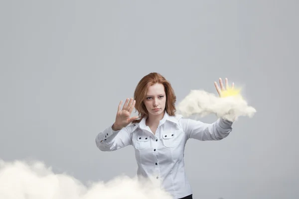 Jovem mulher e sol brilhando por trás das nuvens, computação em nuvem ou conceito de tempo — Fotografia de Stock