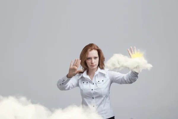 Giovane donna e sole che splendono da dietro le nuvole, cloud computing o concetto meteo — Foto Stock