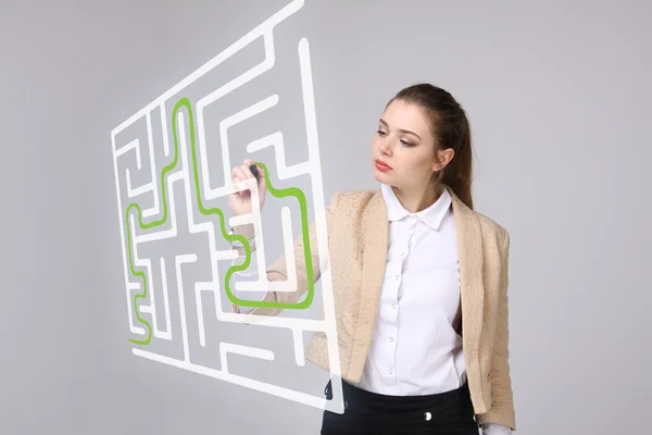 Jonge vrouw vinden van de oplossing van de doolhof, schrijven op het whiteboard. — Stockfoto