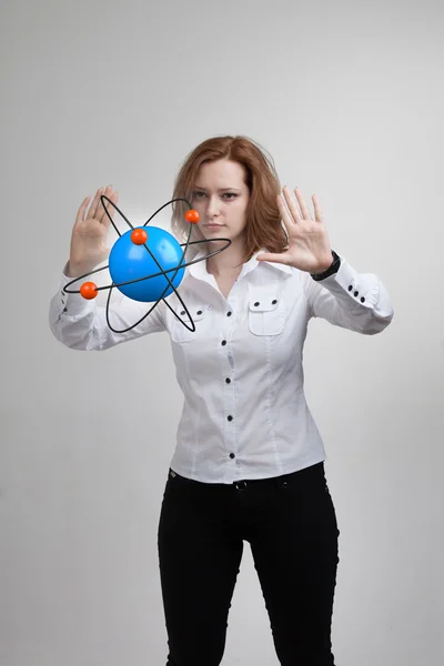 Mulher cientista com modelo atômico, conceito de pesquisa — Fotografia de Stock