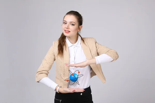 Vrouw wetenschapper met atoom model, onderzoek concept — Stockfoto