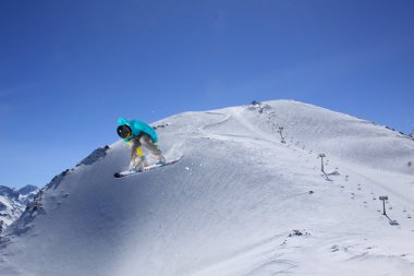 Dağlar snowboard atlama. Aşırı kış spor.