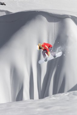 Dağlar snowboard atlama. Aşırı kış spor.