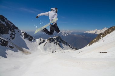 Dağlar snowboard atlama. Aşırı kış spor.