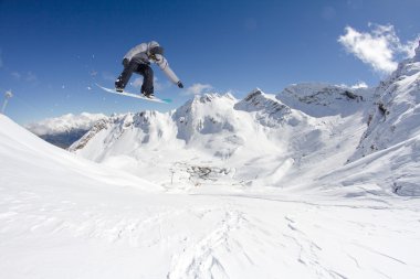 Dağlar snowboard atlama. Aşırı kış spor.
