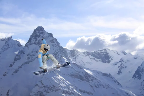 Snowboard saut sur les montagnes. Sport d'hiver extrême . — Photo