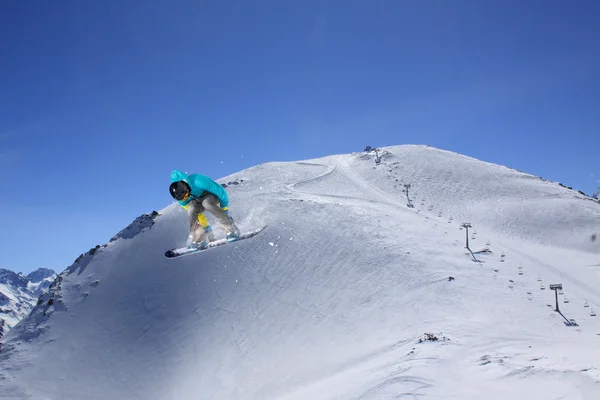 Snowboard saut sur les montagnes. Sport d'hiver extrême . — Photo
