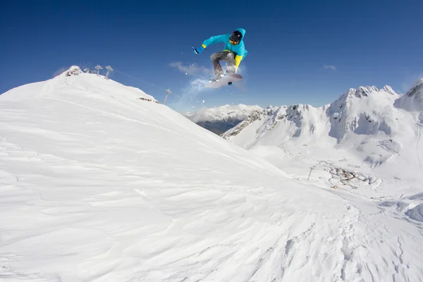 Dağlar snowboard atlama. Aşırı kış spor. — Stok fotoğraf