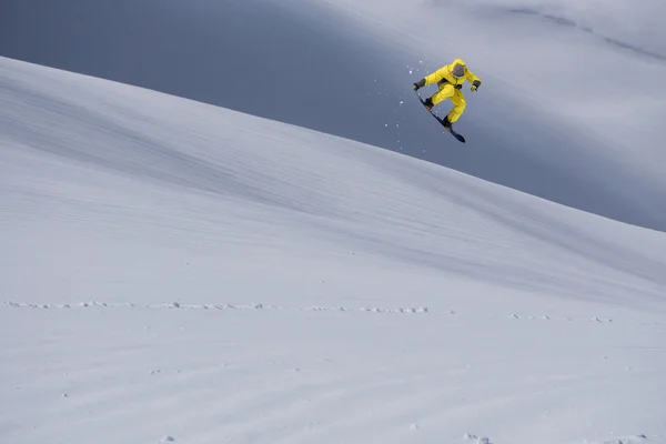 Snowboard άλμα στα βουνά. Ακραία χειμερινό άθλημα. — Φωτογραφία Αρχείου