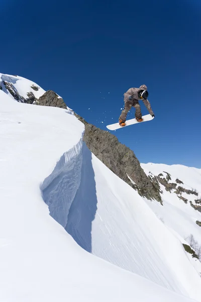 山上的滑雪跳。极端的冬季运动. — 图库照片