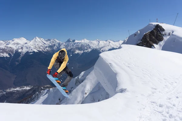 Salto de snowboard em montanhas. Extremo esporte de inverno . — Fotografia de Stock