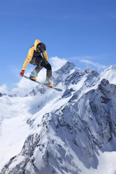 Сноуборд прыгает по горам. Экстремальный зимний спорт . — стоковое фото