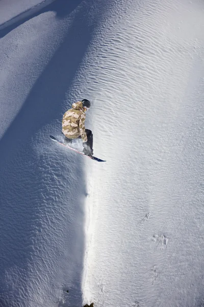 Salto de snowboard em montanhas. Extremo esporte de inverno . — Fotografia de Stock