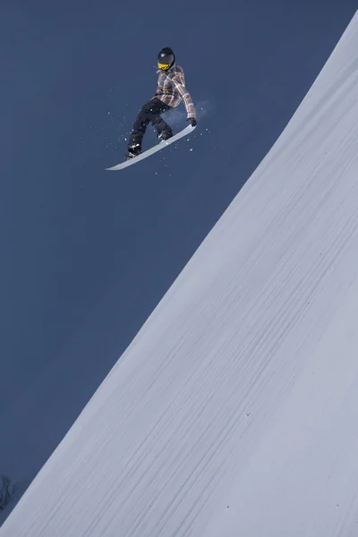 山でのスノーボード ジャンプ。極端な冬のスポーツ. — ストック写真